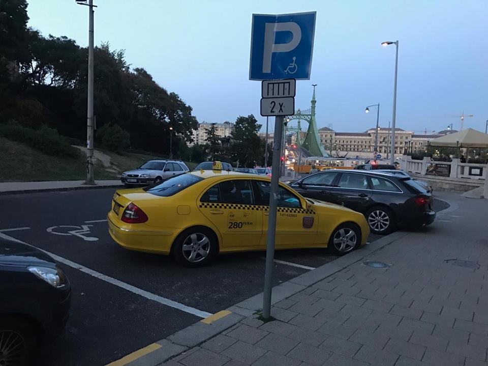 Így_parkol_egy_bunkó_taxis