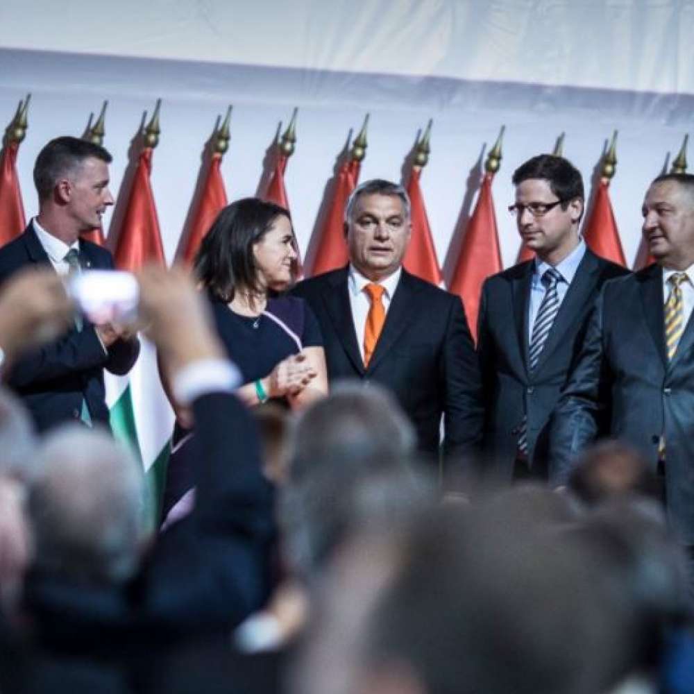 Innovatív Fidesz-megoldás: Orbán Viktor személyi kultusza az egyetlen politikai programpont