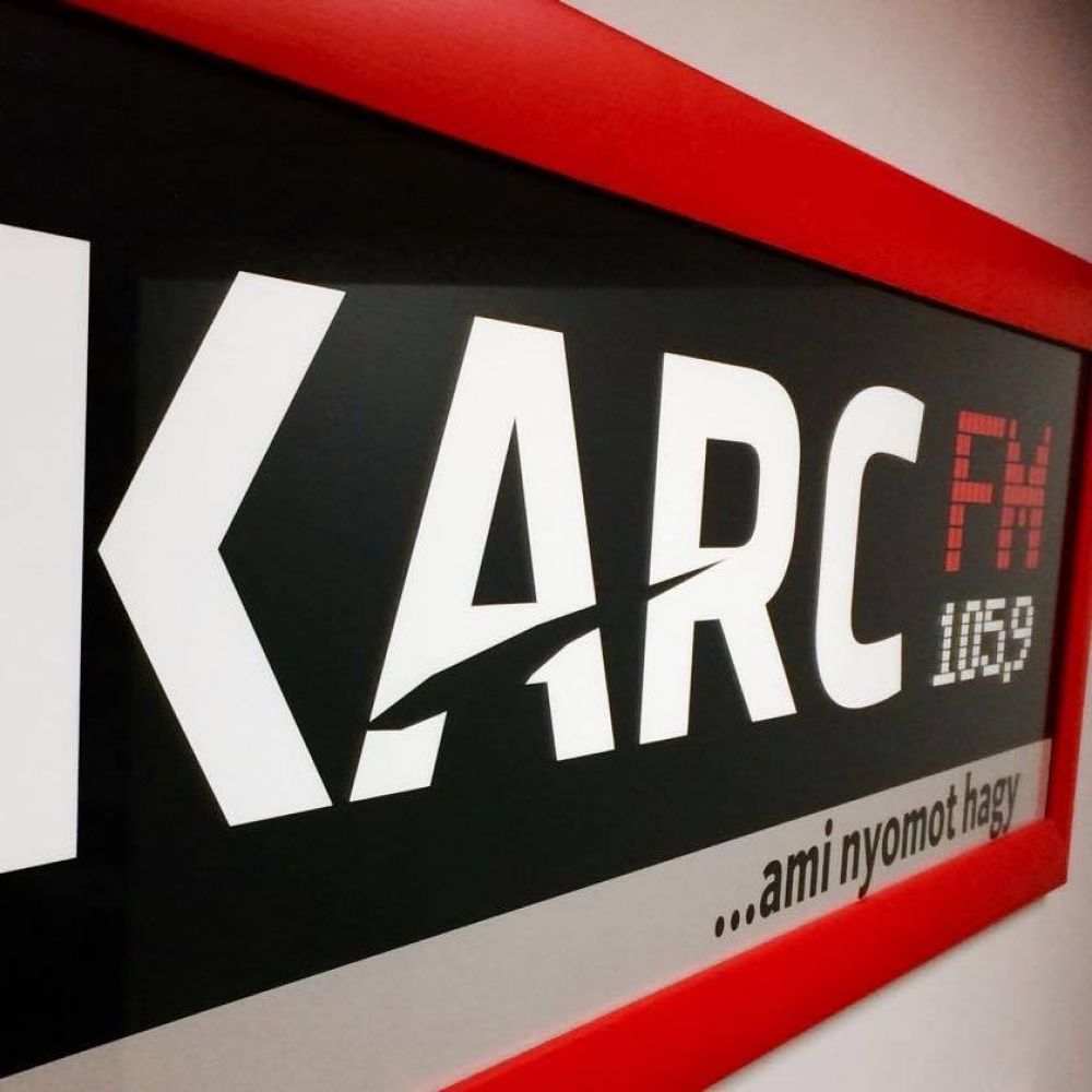 A fideszes Karc FM-en totálisan beégette magát Jurák Kata és egy véresszájú néni - Agymosott állapot level 999