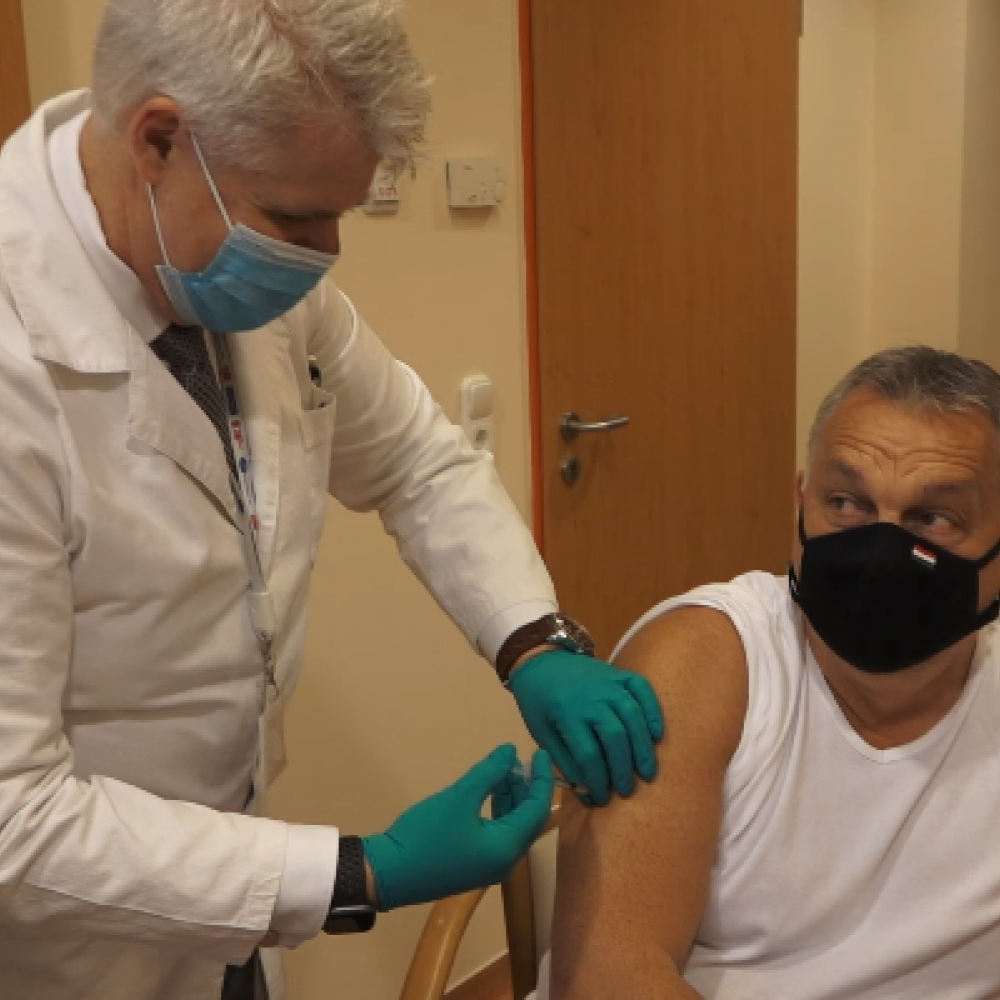 Az Orbán által dicsőített orosz vakcinával beoltott medikusok fertőződtek meg